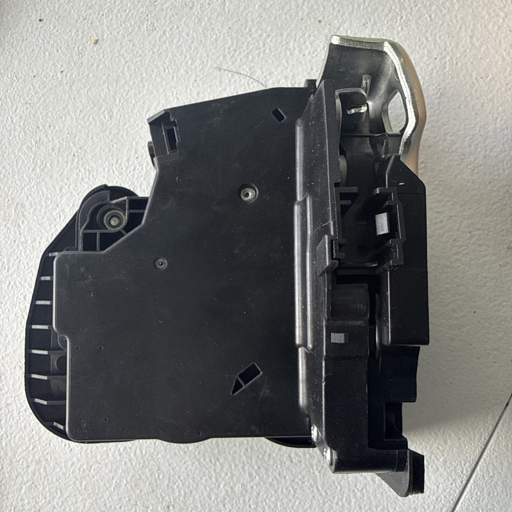 2014-2019 Chevrolet Silverado 1500 Front Right Side Door Lock Latch Actuator OEM